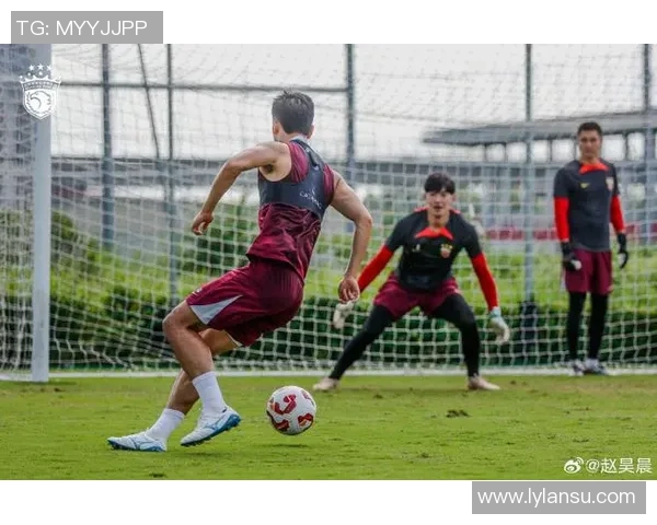 足球巨星挑战九宫格技巧展现超凡球技与极致反应速度